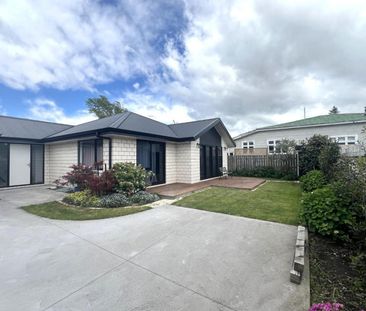 Stylish Living in Central Blenheim - Photo 2