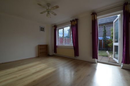3 bedroom Property to rent - Photo 2