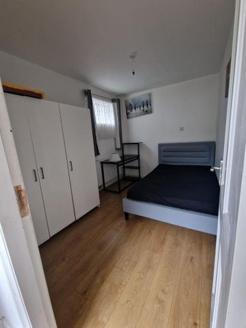 1 bedroom in a house share to rent - Photo 2