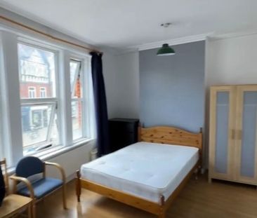 Room in a Shared Flat, Replingham Road, SW18 - Photo 1