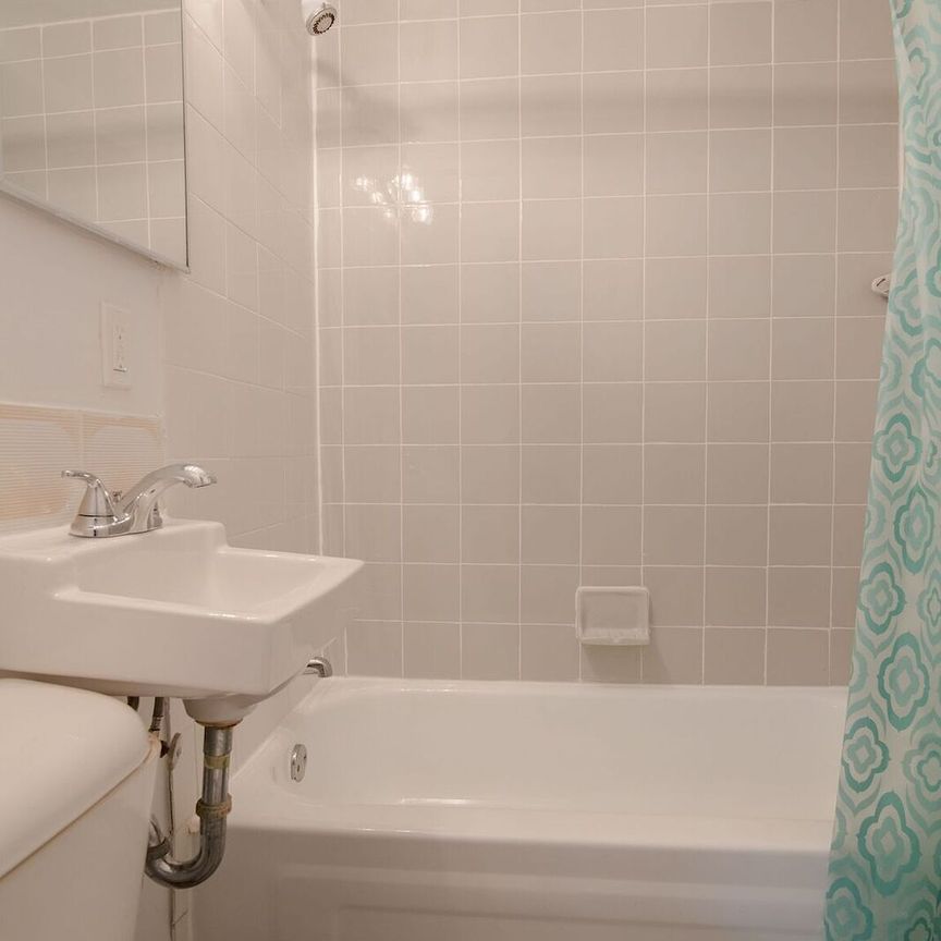 25 Avenue des Pins O, Montréal, QC - Photo 1