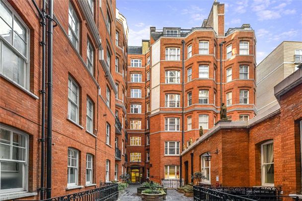 Beautifully refurbished 4 bedroom, 2 bathroom apartment, enviably located in the heart of Westminster. Situated in a beautiful mansion block with porter. - Photo 1