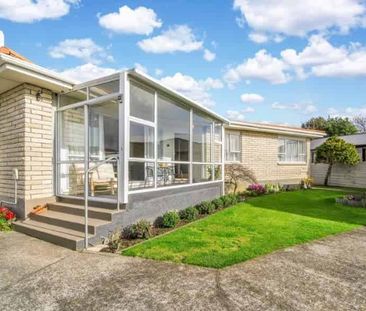 Low Maintenance Brick Home - Photo 2