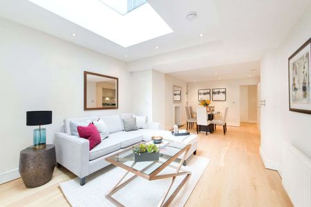 A beautifully refurbished apartment set on London's most premier garden square - Photo 5