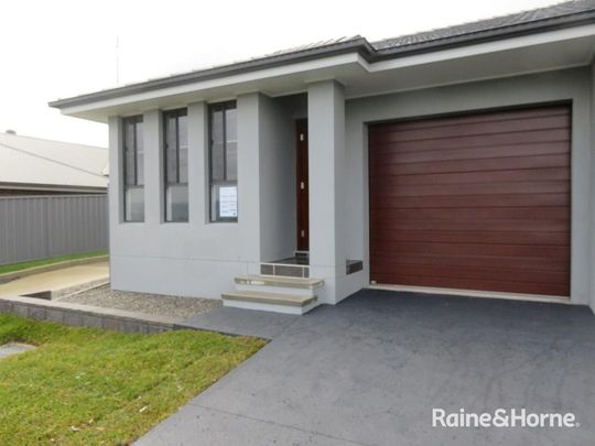 MODERN DUPLEX - Photo 1