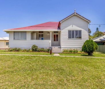 Classic Queenslander tastefully renovated in the heart of Cooroy - Photo 1