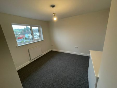 4 Bed Terraced House, Hellier Walk, BS13 - Photo 3