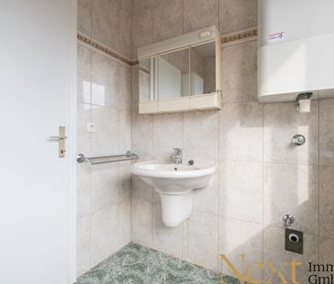 Teilsanierte 2-Zimmer-Altbauwohnung mit nagelneuer Einbauküche in L... - Photo 2