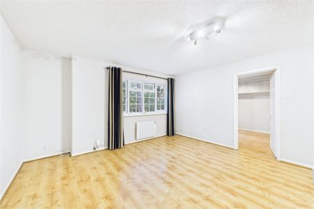 1 bedroom Flat in Fairway Heights, Camberley - Photo 3