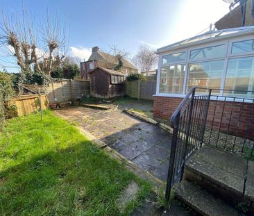 2 bedroom semi-detached bungalow to rent - Photo 2