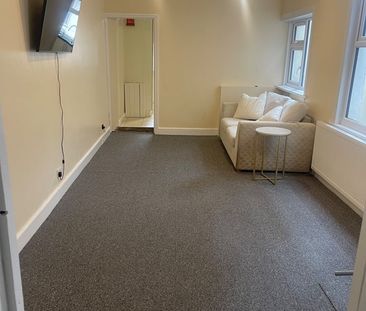Room in a Shared House, Leyton, E10 - Photo 6