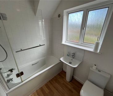 A spacious 4 bedroom detached house situated in a quiet cul-de-sac ... - Photo 5