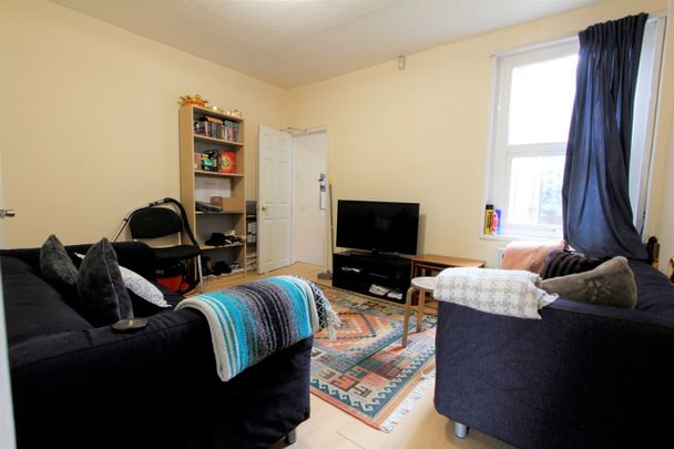 4 Bed Terraced House, Grange Avenue, RG6 - Photo 1