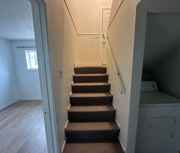 Pet Friendly, 3 Bedroom 4plex in desirable Eastview!! - Photo 6