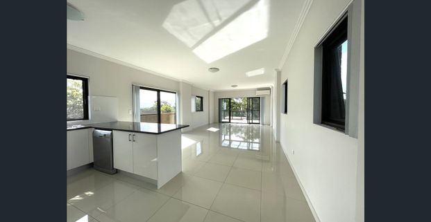 Modern Sun-drenched Penthouse with Two Bathroom, Two Car Parking - Photo 1