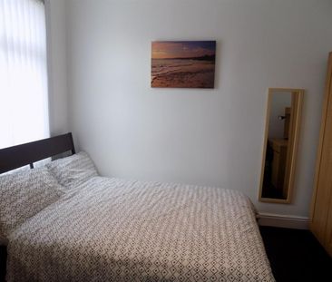 2 bedroom Flat To Let - Photo 3