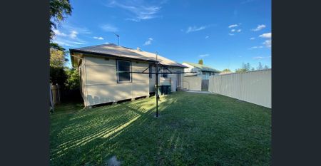 Sunny, Family Home in Prime Edgeworth Location - Photo 2