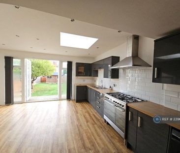 4 bedroom end of terrace house to rent - Photo 6