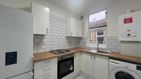 3 bedroom flat to rent - Photo 4