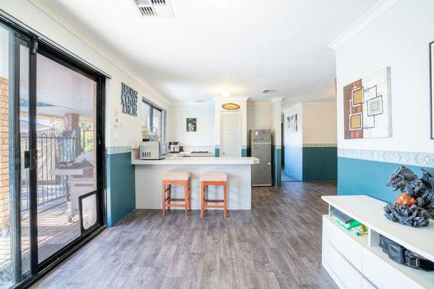 4x2 with extra kitchenette Pool servicing included. - Photo 1