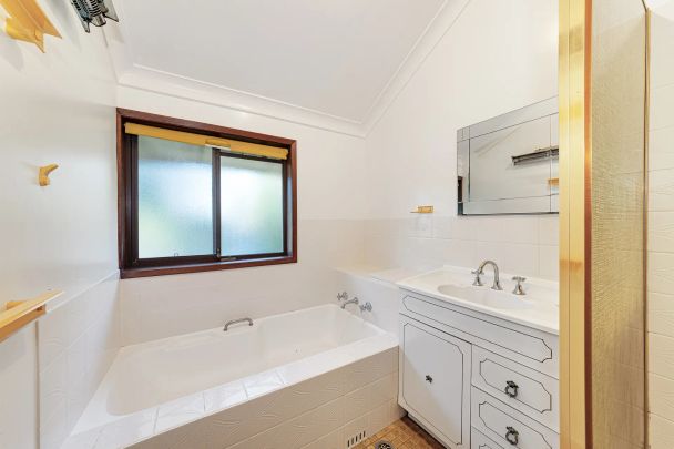 Family Home – Walk to School - Photo 1