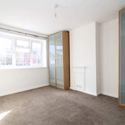 3 bedroom property to rent in Morden - Photo 1