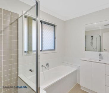 Large Spacious Family Home, Perfectly Placed, what an opportunity! - Photo 5