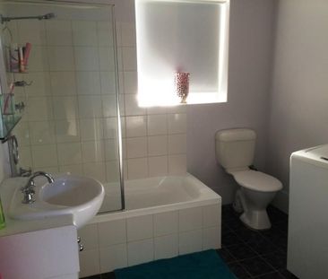 Low Maintenance 2 Bedroom Unit - Photo 4