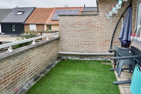 Goed gelegen appartement met 2 slaapkamers, terras en autostaanplaats - Photo 2