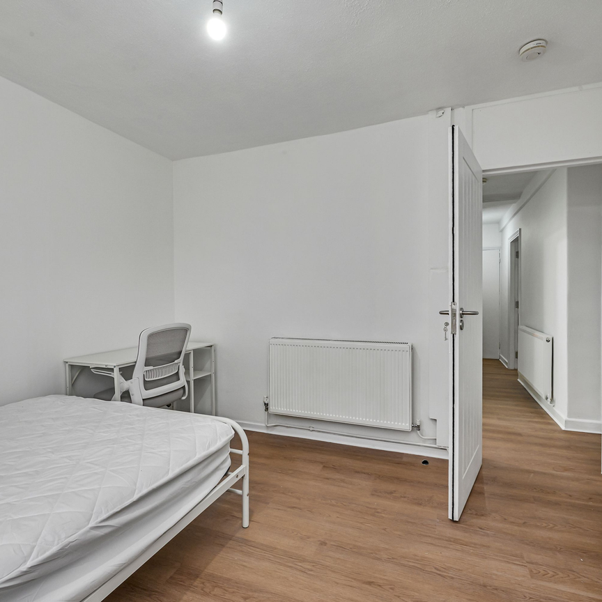 Double rooms in SE26 with good light/views Room B - Photo 1