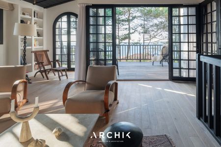 Architecture des années 30 d'inspiration néo basque, cette sublime maison de 220 m2 située en 2ème ligne du Bassin sur un terrain de 740 m2 fait partie des premières maisons bâties au Pyla sur Mer et dispose d'un accès privé à un chemin qui conduit à la plage. - Photo 3