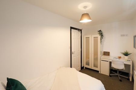 Room in a Shared House, Romer Road, L6 - Photo 5