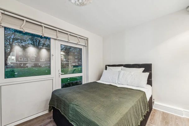 3 bedroom flat in London - Photo 1