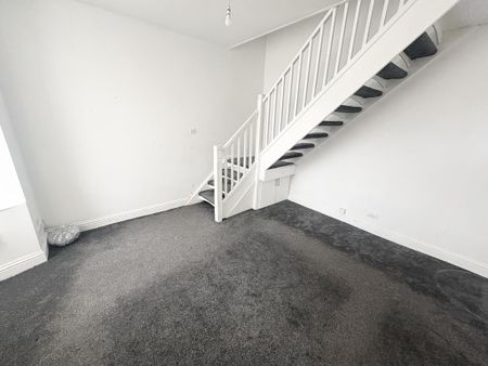 2 bedroom end of terrace house to rent - Photo 2