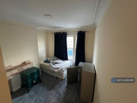 1 bedroom in a flat share to rent - Photo 3
