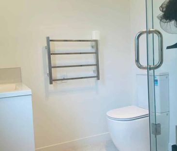 2 Ensuite Bedrooms ÃÆ'¢Ãâ€Ã¢â€¬Ãâ€" Modern Comfort & Privacy! - Photo 5