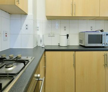 1 bedroom in a flat share to rent - Photo 6