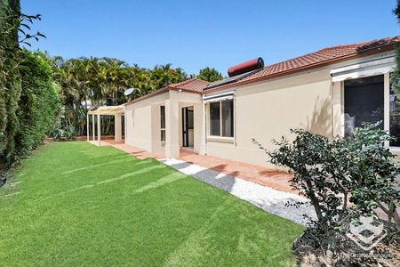 Family Home in a Quiet Robina Cul-de-sac â Spacious, Comfortable & Convenient - Photo 4