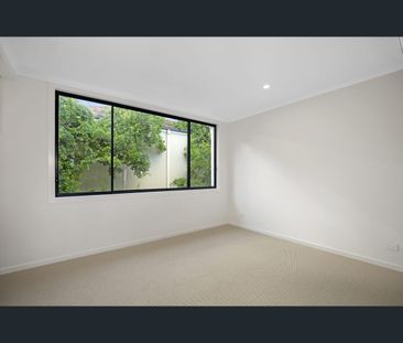 2/230 Queen Street, Southport, Qld 4215 - Photo 3