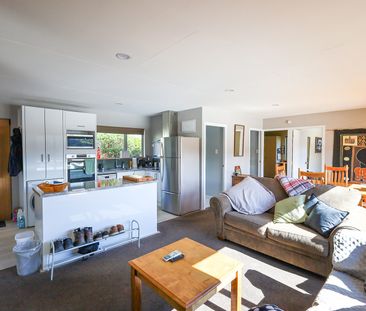 Modern, Sunny 4-Bedroom Home with Stunning Views – Property access ... - Photo 3