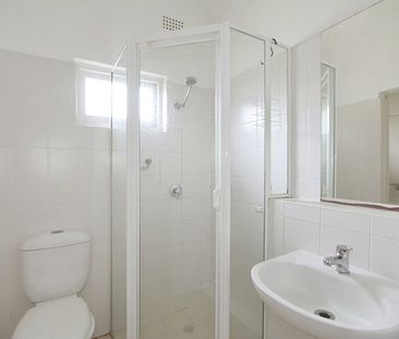 APG - Light-filled apartment offers easy living in a boutique complex. - Photo 3