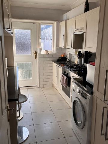 3 Bed Flat, Meade Close, W4 - Photo 3