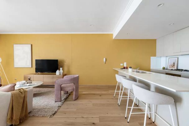 Split-level apartment in warehouse conversion - Photo 1