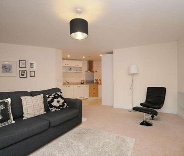 Lincoln Court, Wallis Square, Farnborough, GU14 - Photo 3