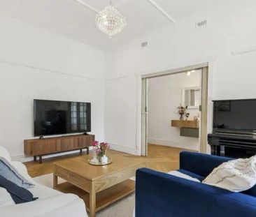 “FAMILY HOME WITH PLENTY OF CHARACTER” - Photo 5