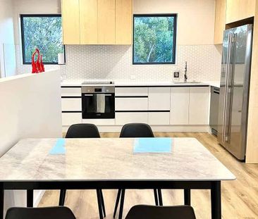 Modern Living in New Lynn: 2 Bed, 2 Bath - Photo 2