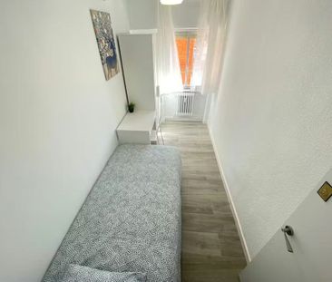 Calle de Albino Hernández Lázaro, Madrid, Community of Madrid 28021 - Photo 6