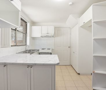 Air-Conditioned Three Bedroom Townhouse with Large Easy-Care Courty... - Photo 3