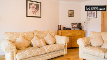 Spacious room in 5-bedroom apartment in Donabate, Dublin - Photo 5