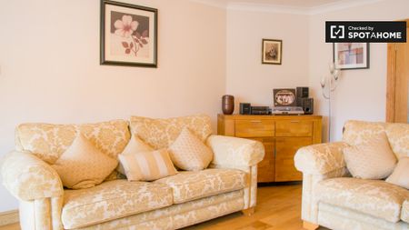 Spacious room in 5-bedroom apartment in Donabate, Dublin - Photo 2